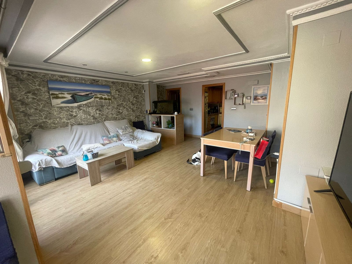 For sale - 4 Bedroom 2 Bathroom Apartment - Middle Floor Apartment in Torrevieja - Torrevieja Centro  - Alicante