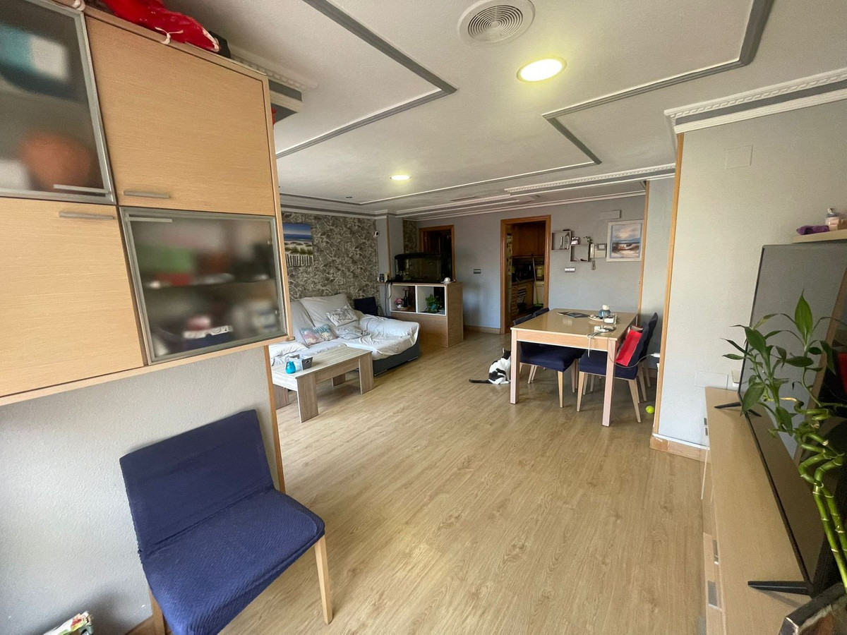 For sale - 4 Bedroom 2 Bathroom Apartment - Middle Floor Apartment in Torrevieja - Torrevieja Centro  - Alicante