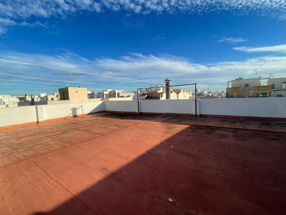 For sale - 4 Bedroom 2 Bathroom Apartment - Middle Floor Apartment in Torrevieja - Torrevieja Centro  - Alicante