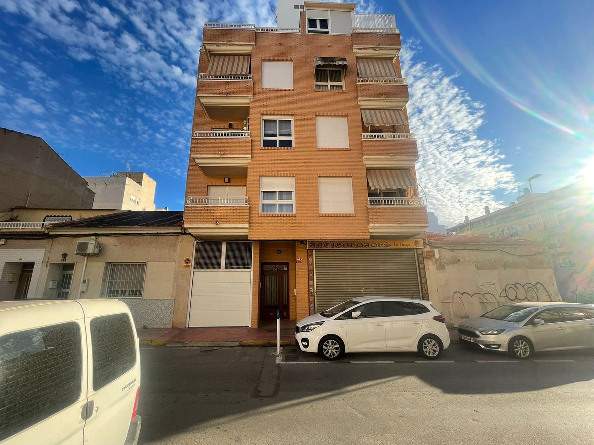For sale - 4 Bedroom 2 Bathroom Apartment - Middle Floor Apartment in Torrevieja - Torrevieja Centro  - Alicante