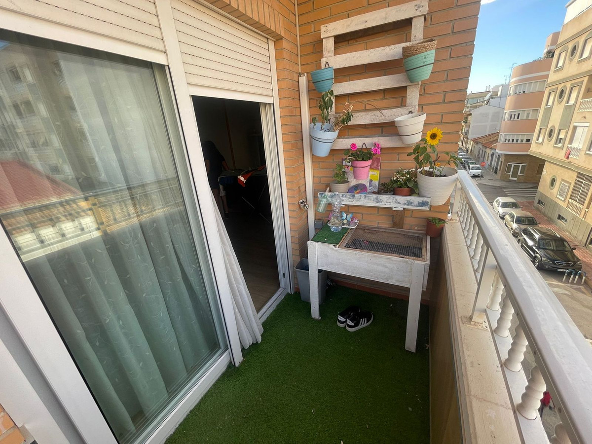 For sale - 4 Bedroom 2 Bathroom Apartment - Middle Floor Apartment in Torrevieja - Torrevieja Centro  - Alicante