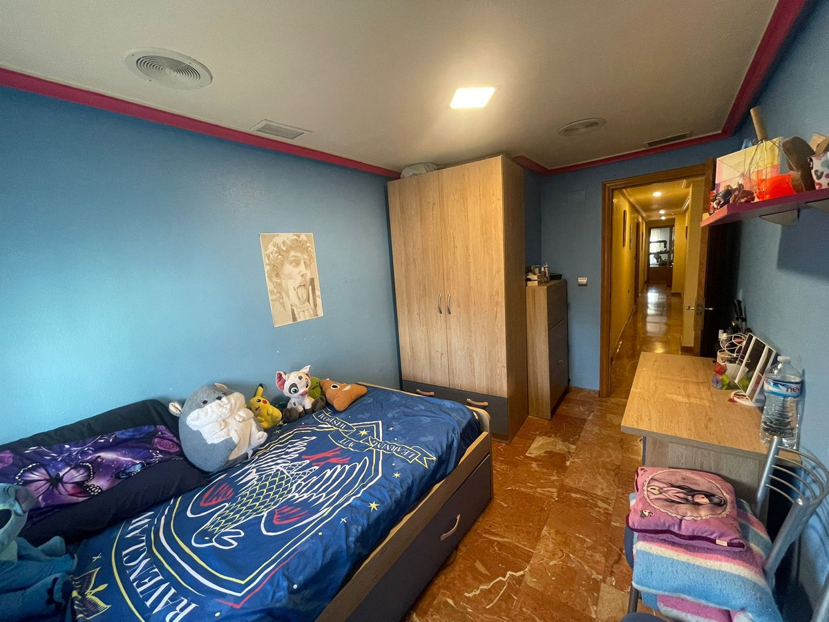 For sale - 4 Bedroom 2 Bathroom Apartment - Middle Floor Apartment in Torrevieja - Torrevieja Centro  - Alicante