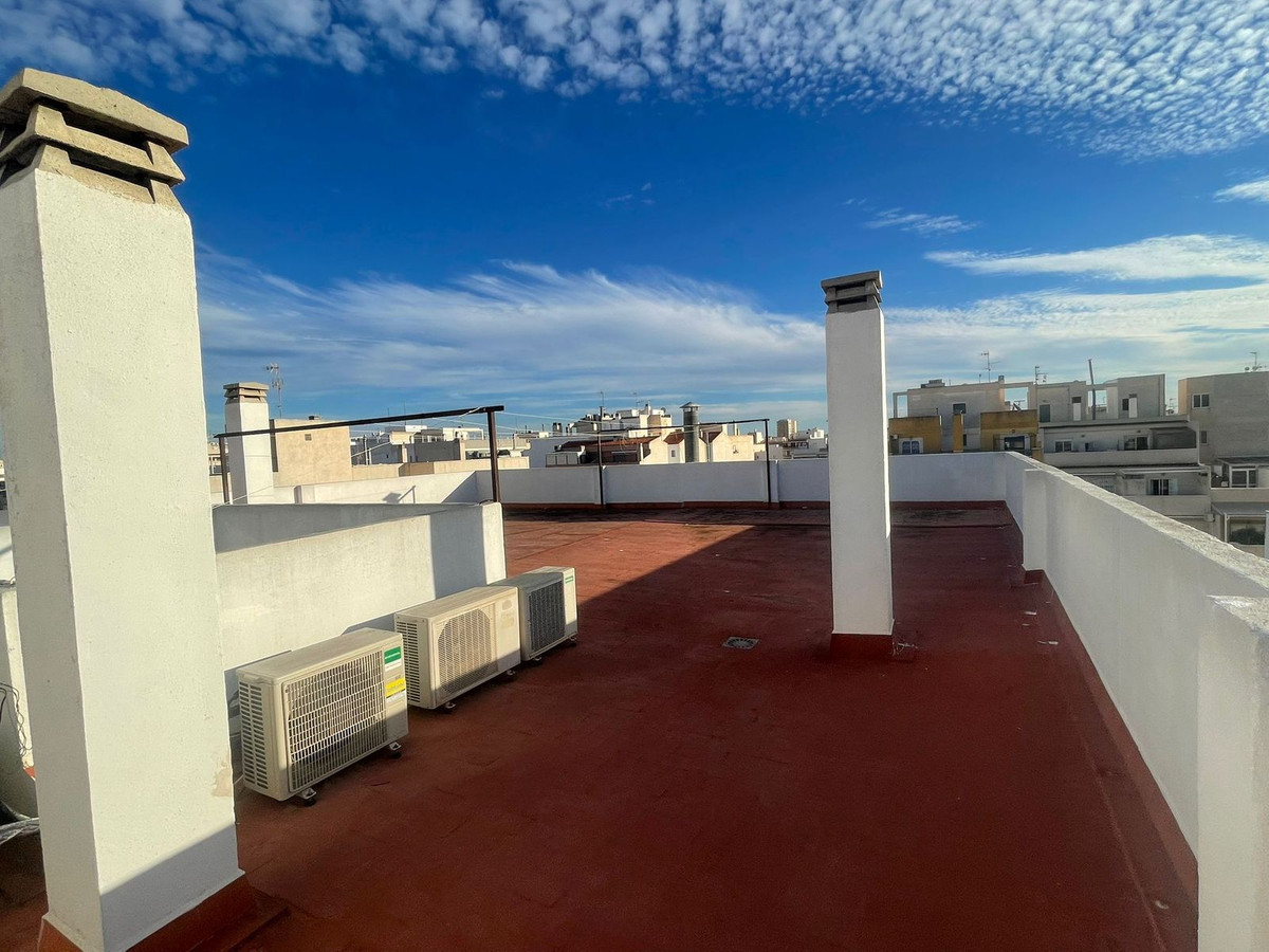 For sale - 4 Bedroom 2 Bathroom Apartment - Middle Floor Apartment in Torrevieja - Torrevieja Centro  - Alicante