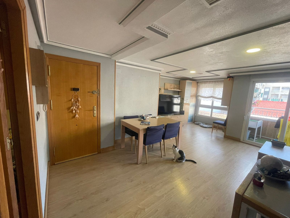 For sale - 4 Bedroom 2 Bathroom Apartment - Middle Floor Apartment in Torrevieja - Torrevieja Centro  - Alicante