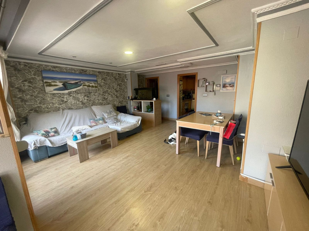 4 Bedroom 2 Bathroom Apartment - Middle Floor Apartment in Torrevieja