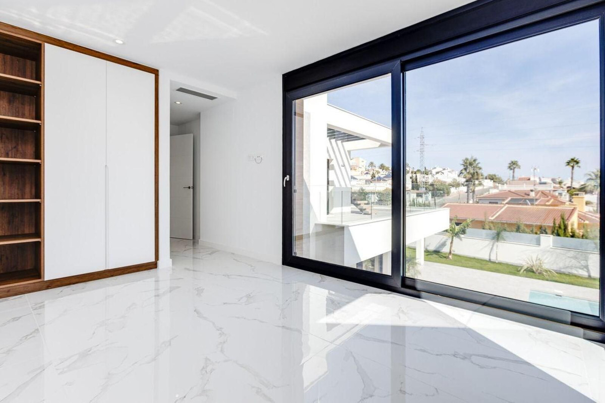 For sale - 5 Bedroom 4 Bathroom House - Detached Villa in Rojales - Ciudad Quesada  - Alicante