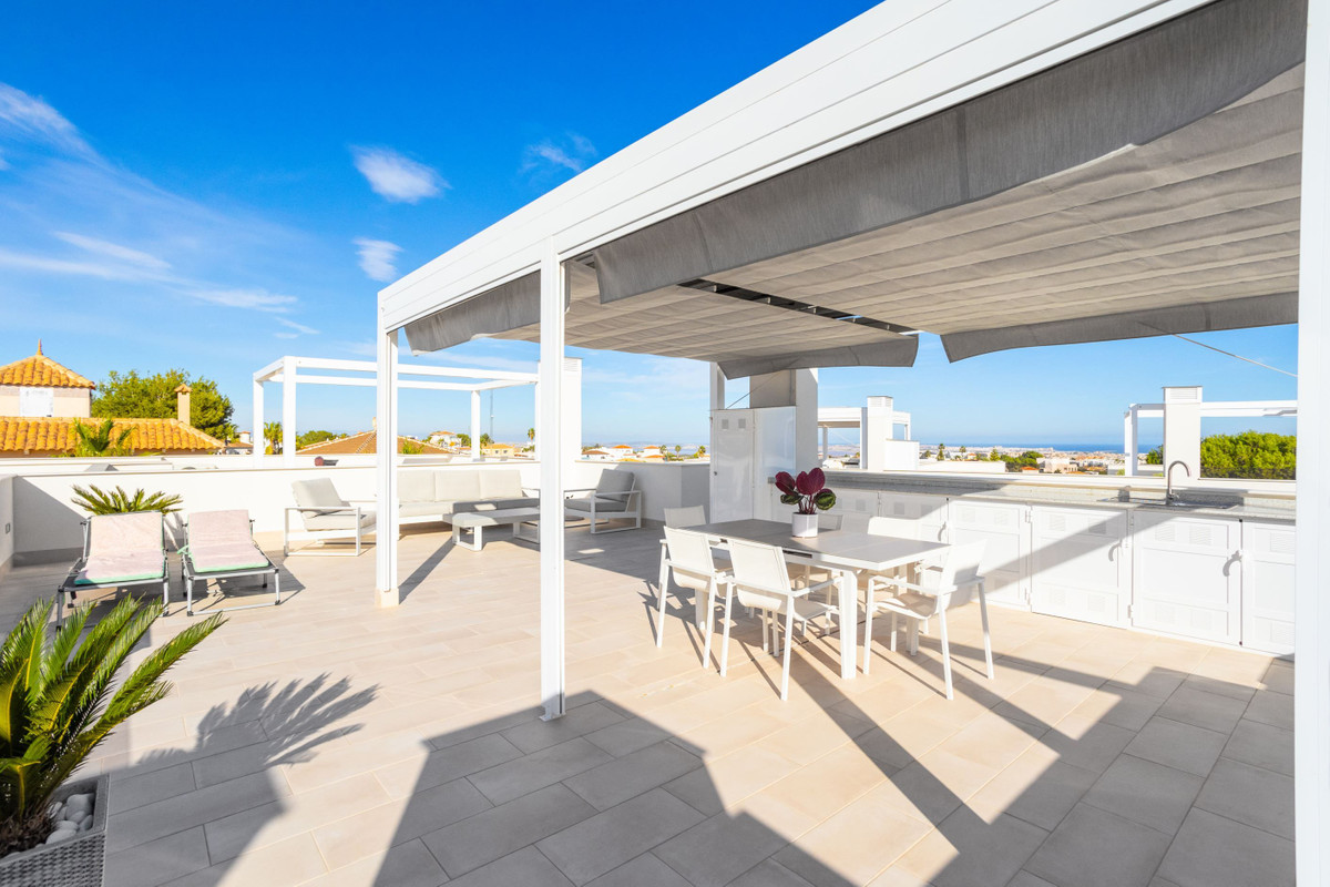 For sale - 2 Bedroom 2 Bathroom Apartment - Top Floor Apartment in Orihuela - Villamartin  - Alicante