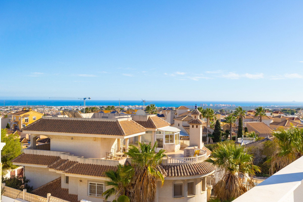 For sale - 2 Bedroom 2 Bathroom Apartment - Top Floor Apartment in Orihuela - Villamartin  - Alicante