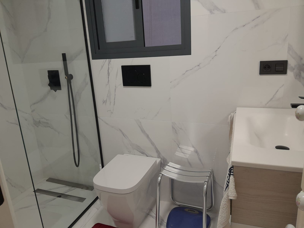 For sale - 3 Bedroom 2 Bathroom Apartment - Middle Floor Apartment in Torrevieja - Torrevieja Centro  - Alicante