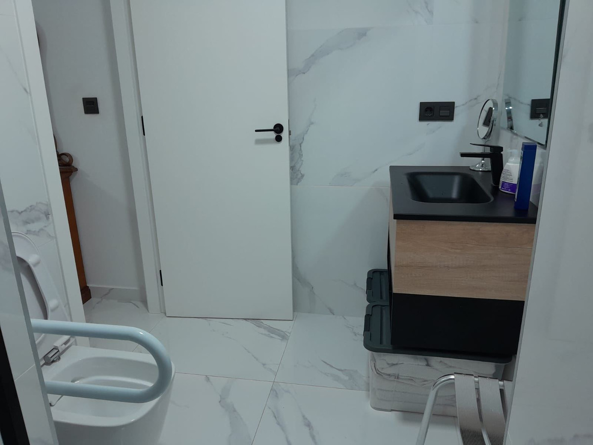 For sale - 3 Bedroom 2 Bathroom Apartment - Middle Floor Apartment in Torrevieja - Torrevieja Centro  - Alicante