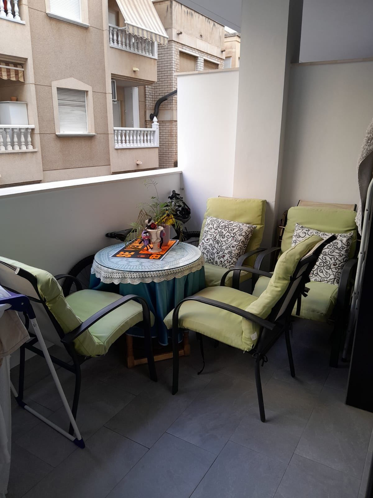 For sale - 3 Bedroom 2 Bathroom Apartment - Middle Floor Apartment in Torrevieja - Torrevieja Centro  - Alicante