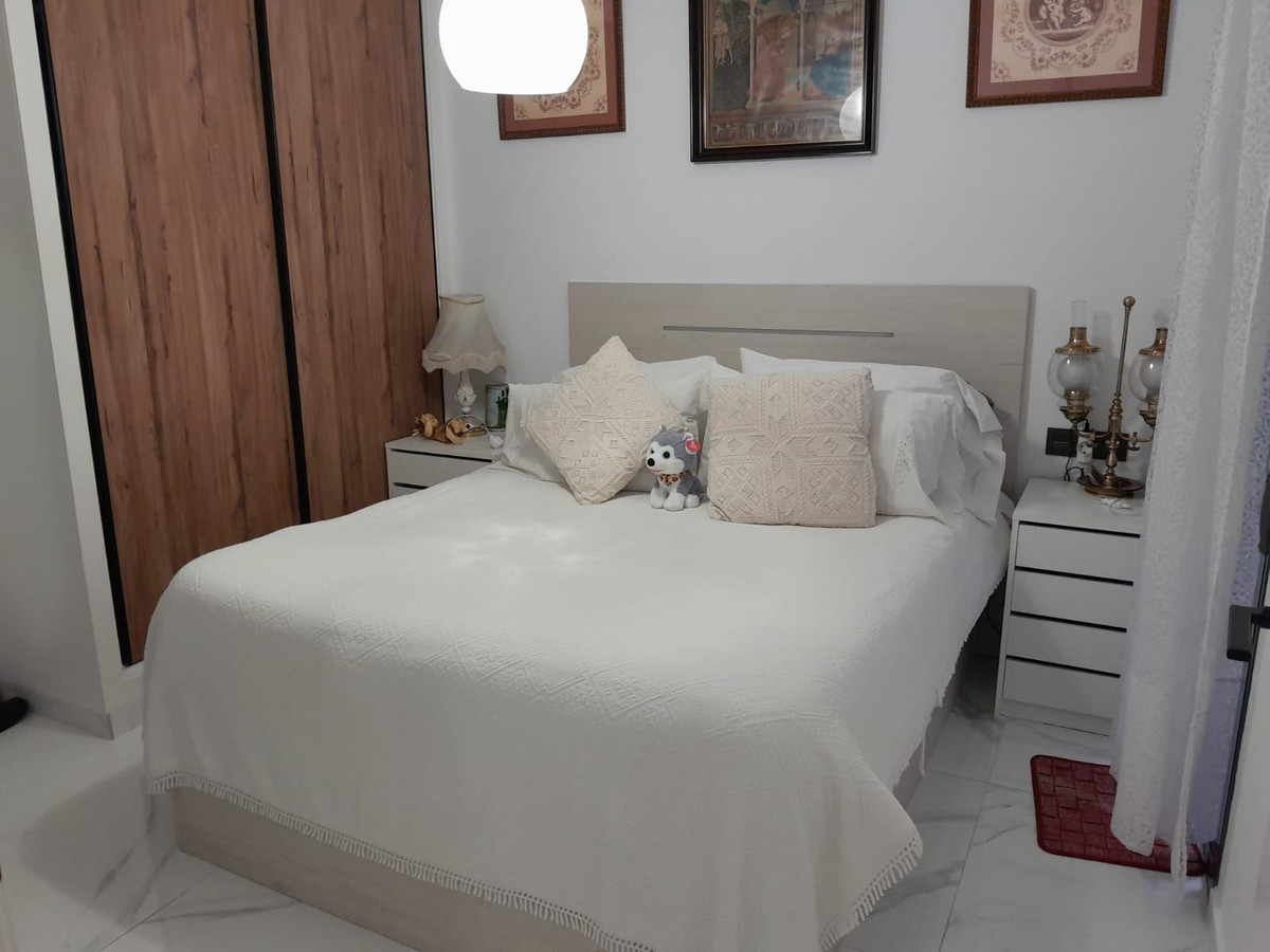 For sale - 3 Bedroom 2 Bathroom Apartment - Middle Floor Apartment in Torrevieja - Torrevieja Centro  - Alicante