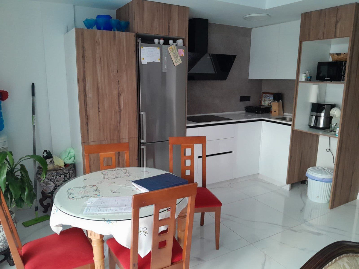 For sale - 3 Bedroom 2 Bathroom Apartment - Middle Floor Apartment in Torrevieja - Torrevieja Centro  - Alicante