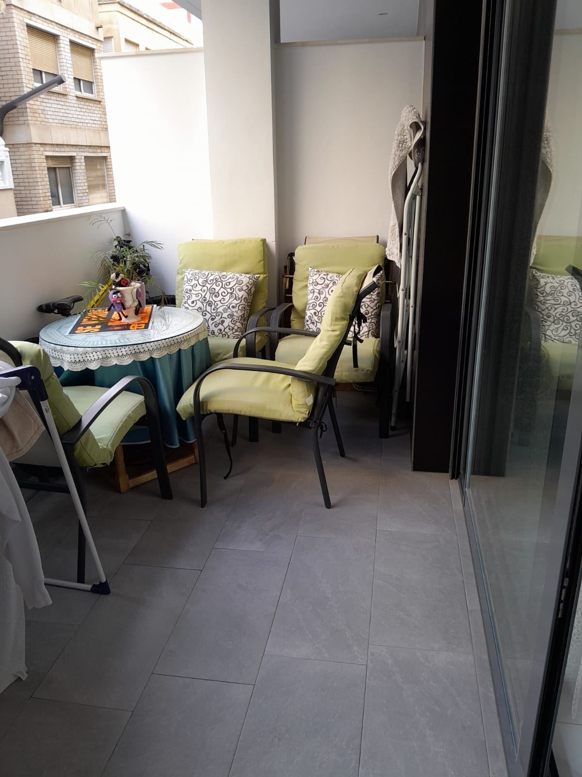 For sale - 3 Bedroom 2 Bathroom Apartment - Middle Floor Apartment in Torrevieja - Torrevieja Centro  - Alicante