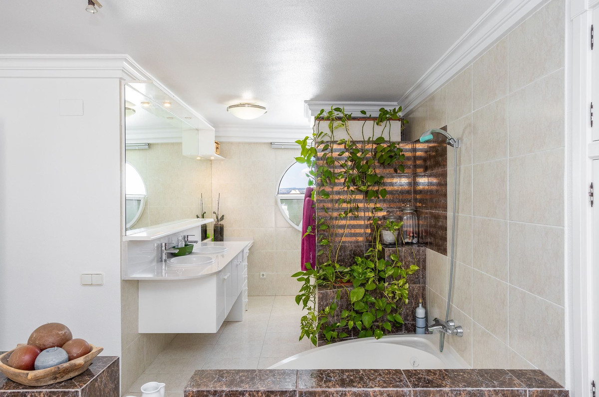 For sale - 4 Bedroom 4 Bathroom House - Detached Villa in Torrevieja - Torrevieja Centro  - Alicante