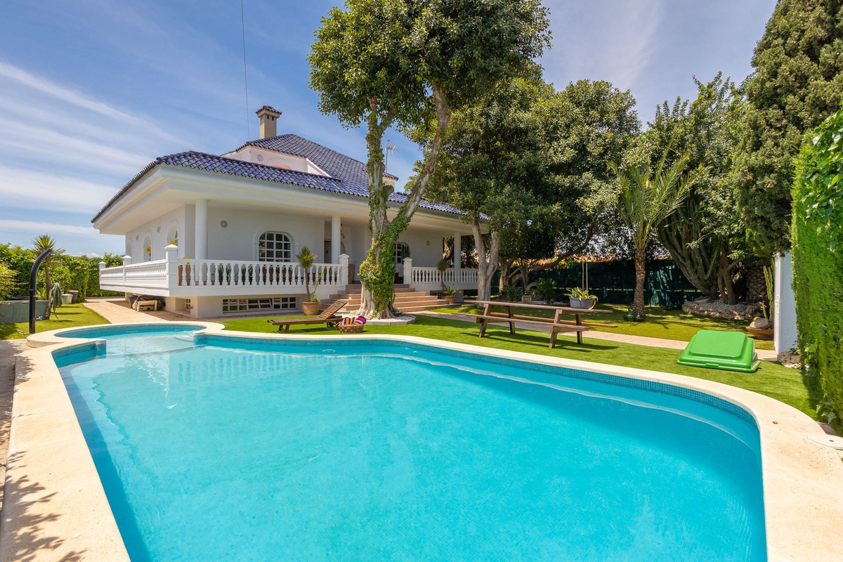 For sale - 4 Bedroom 4 Bathroom House - Detached Villa in Torrevieja - Torrevieja Centro  - Alicante