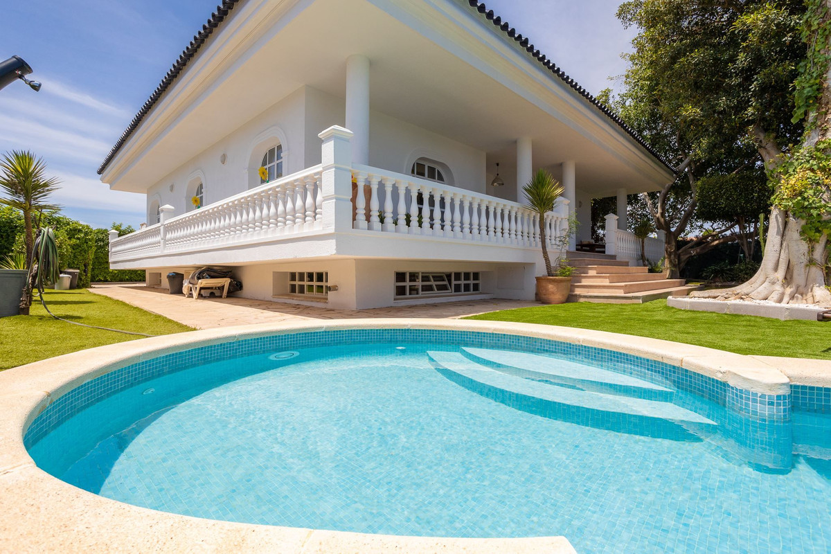 For sale - 4 Bedroom 4 Bathroom House - Detached Villa in Torrevieja - Torrevieja Centro  - Alicante