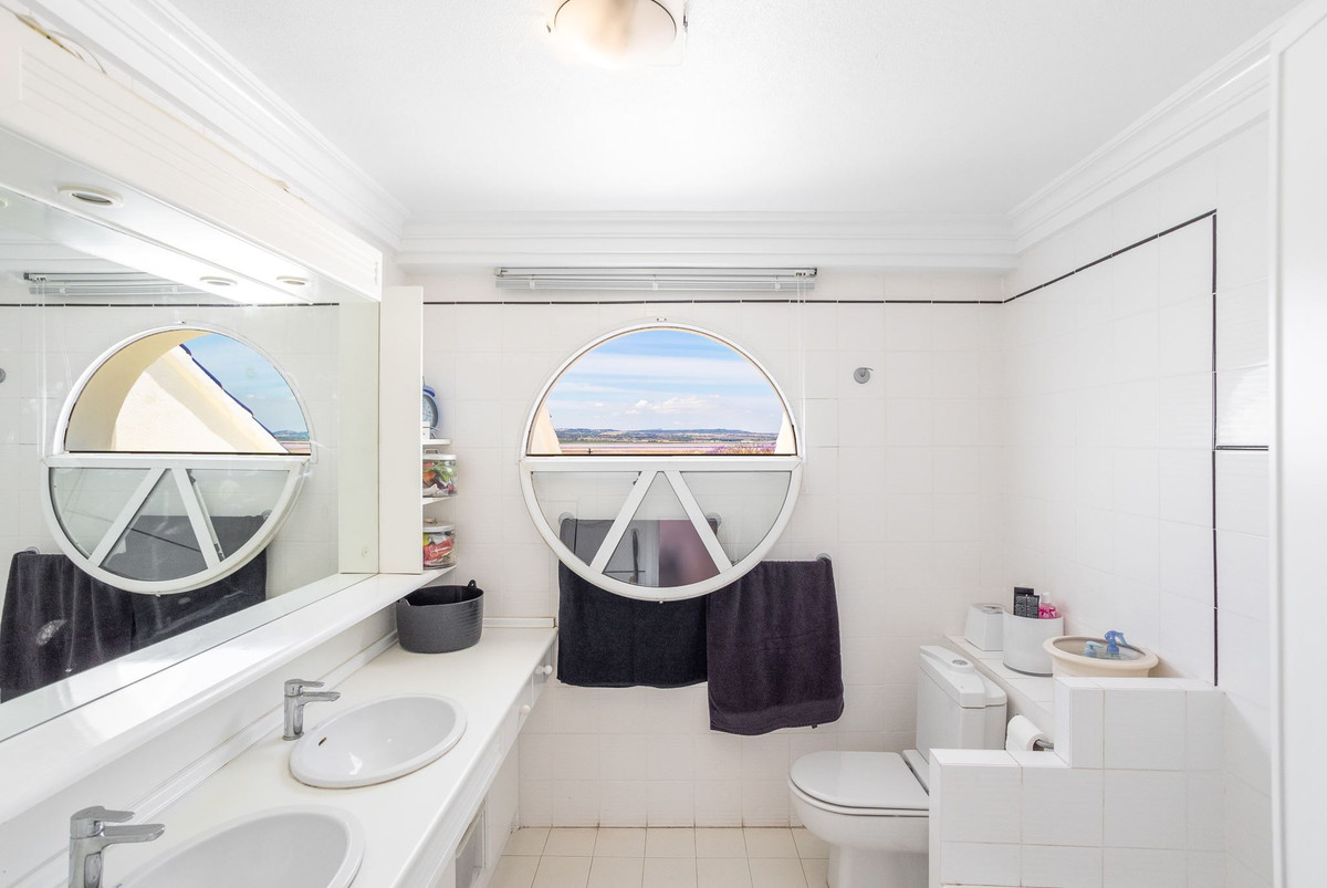 For sale - 4 Bedroom 4 Bathroom House - Detached Villa in Torrevieja - Torrevieja Centro  - Alicante