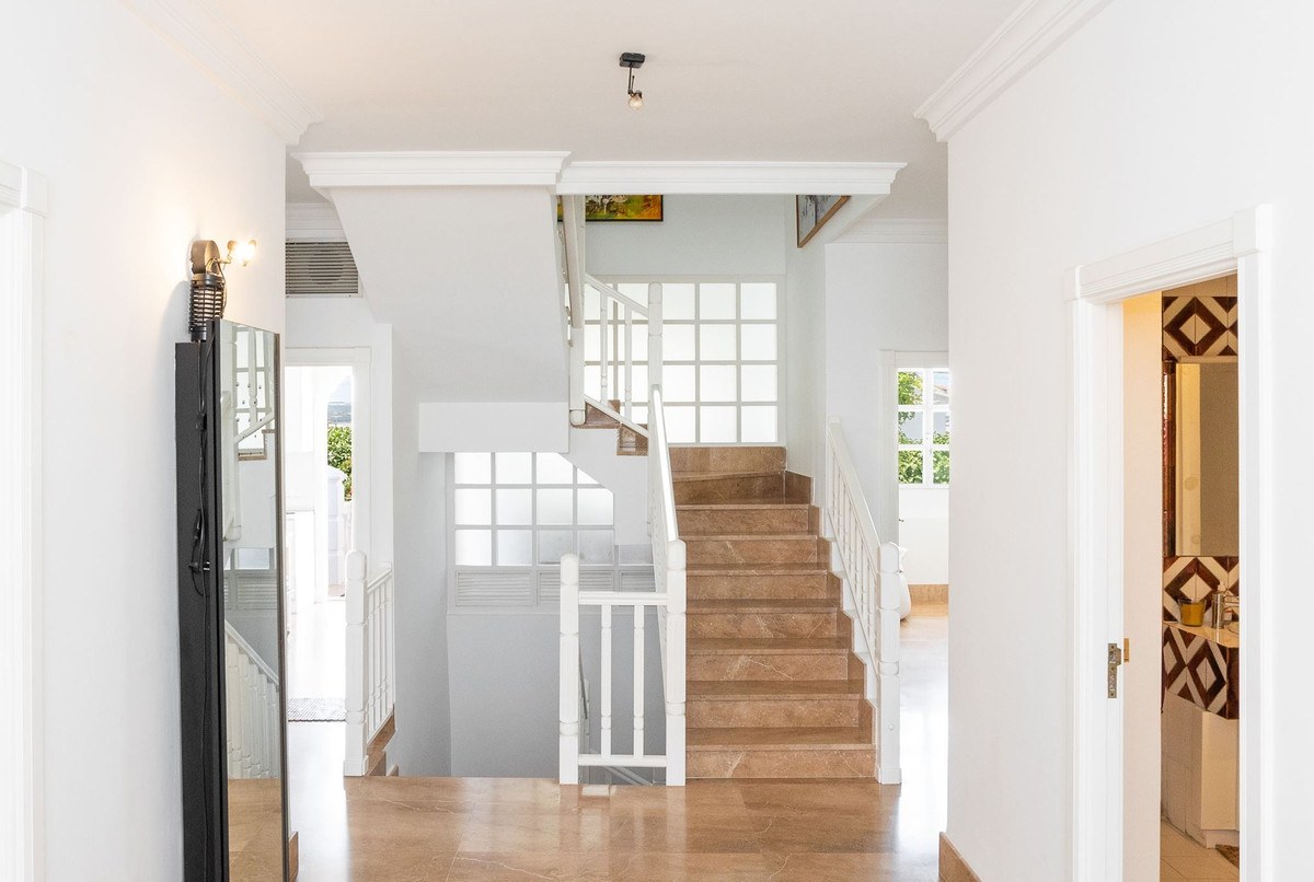 For sale - 4 Bedroom 4 Bathroom House - Detached Villa in Torrevieja - Torrevieja Centro  - Alicante