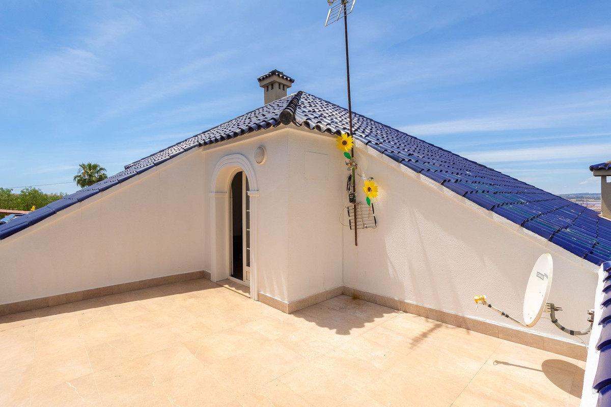 For sale - 4 Bedroom 4 Bathroom House - Detached Villa in Torrevieja - Torrevieja Centro  - Alicante