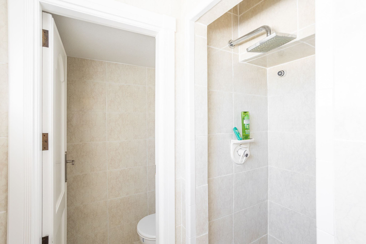 For sale - 4 Bedroom 4 Bathroom House - Detached Villa in Torrevieja - Torrevieja Centro  - Alicante