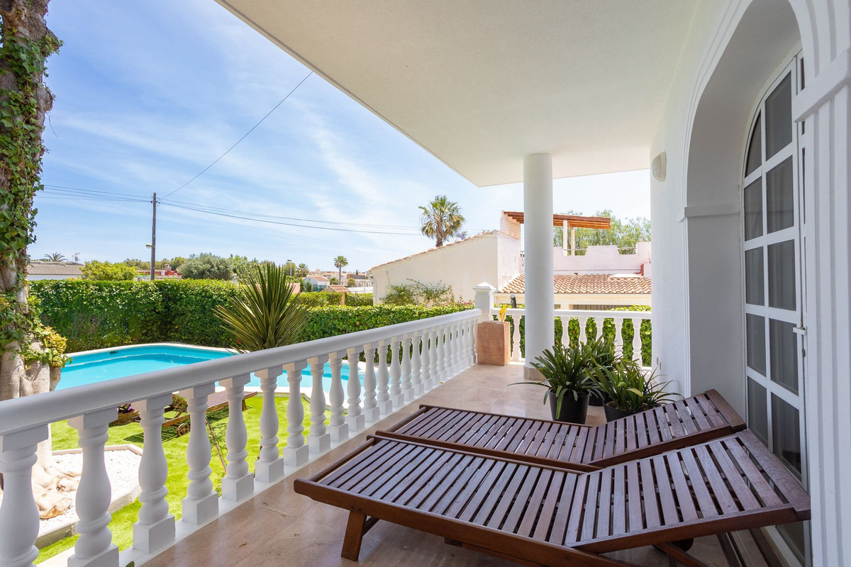 For sale - 4 Bedroom 4 Bathroom House - Detached Villa in Torrevieja - Torrevieja Centro  - Alicante