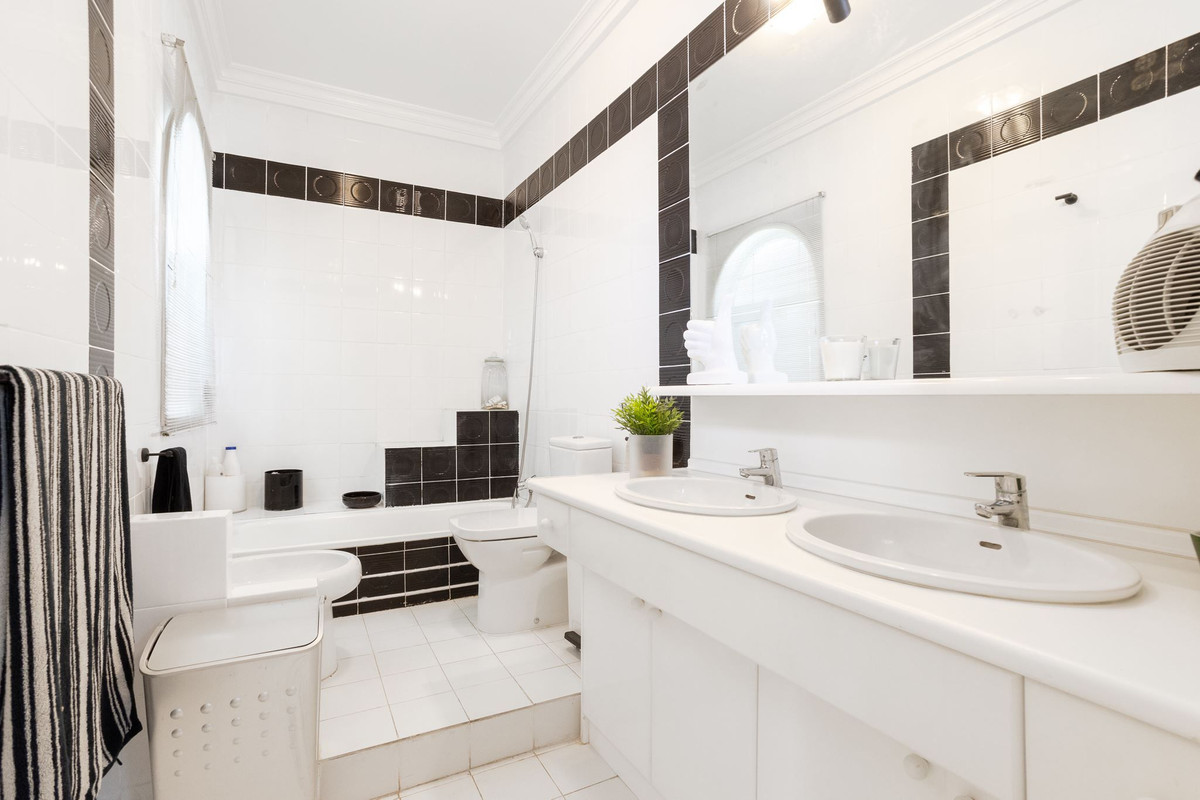 For sale - 4 Bedroom 4 Bathroom House - Detached Villa in Torrevieja - Torrevieja Centro  - Alicante