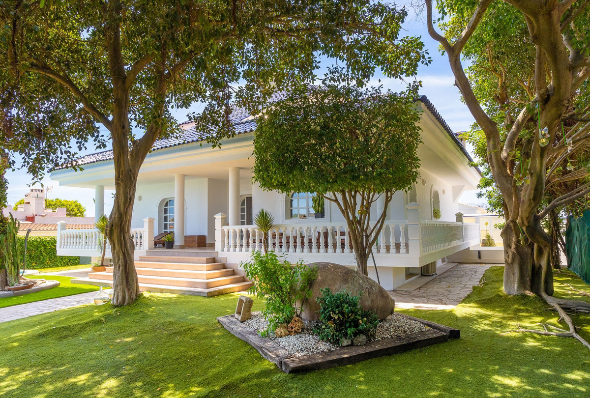 For sale - 4 Bedroom 4 Bathroom House - Detached Villa in Torrevieja - Torrevieja Centro  - Alicante