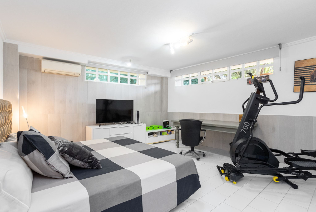 For sale - 4 Bedroom 4 Bathroom House - Detached Villa in Torrevieja - Torrevieja Centro  - Alicante