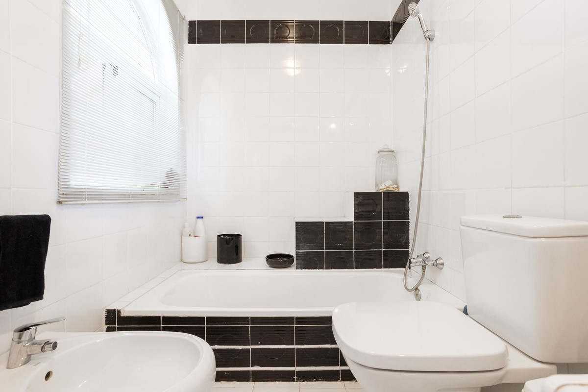 For sale - 4 Bedroom 4 Bathroom House - Detached Villa in Torrevieja - Torrevieja Centro  - Alicante