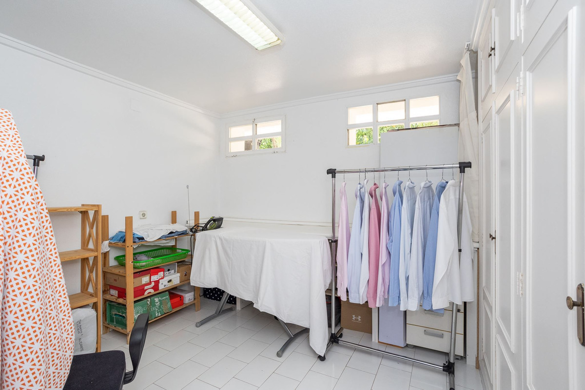 For sale - 4 Bedroom 4 Bathroom House - Detached Villa in Torrevieja - Torrevieja Centro  - Alicante