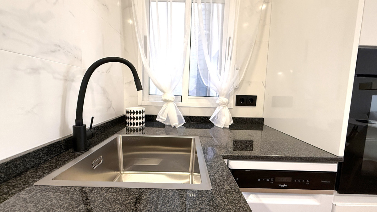 For sale - 2 Bedroom 1 Bathroom Apartment - Middle Floor Apartment in Torrevieja - Torrevieja Centro  - Alicante