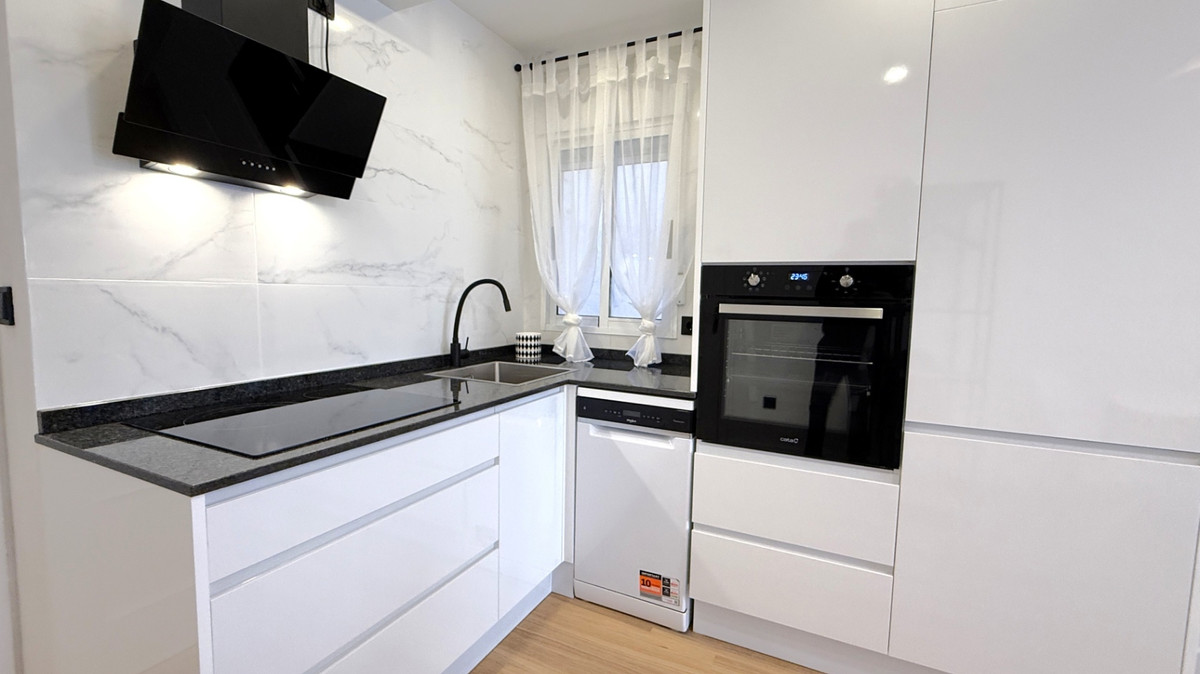 For sale - 2 Bedroom 1 Bathroom Apartment - Middle Floor Apartment in Torrevieja - Torrevieja Centro  - Alicante