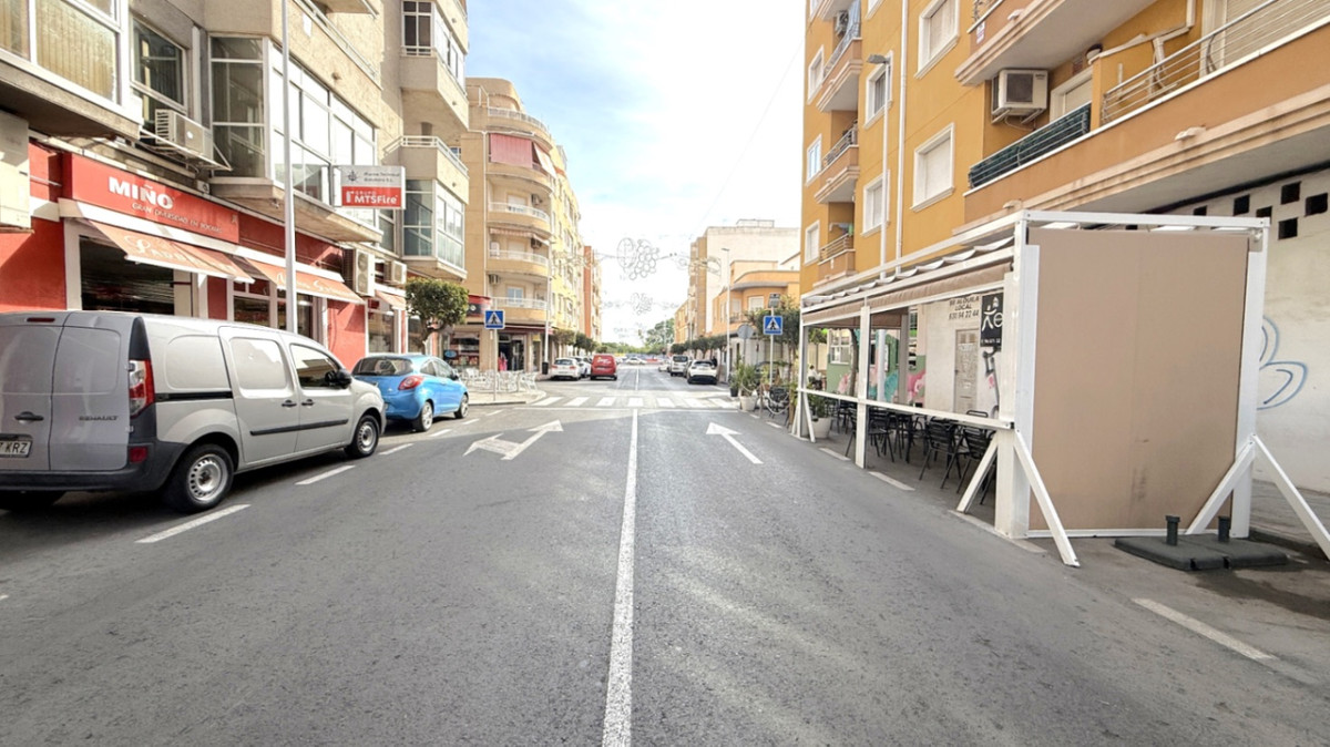 For sale - 2 Bedroom 1 Bathroom Apartment - Middle Floor Apartment in Torrevieja - Torrevieja Centro  - Alicante