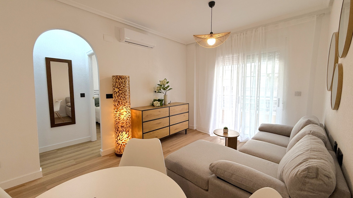 For sale - 2 Bedroom 1 Bathroom Apartment - Ground Floor Apartment in Torrevieja - Torrevieja Centro  - Alicante