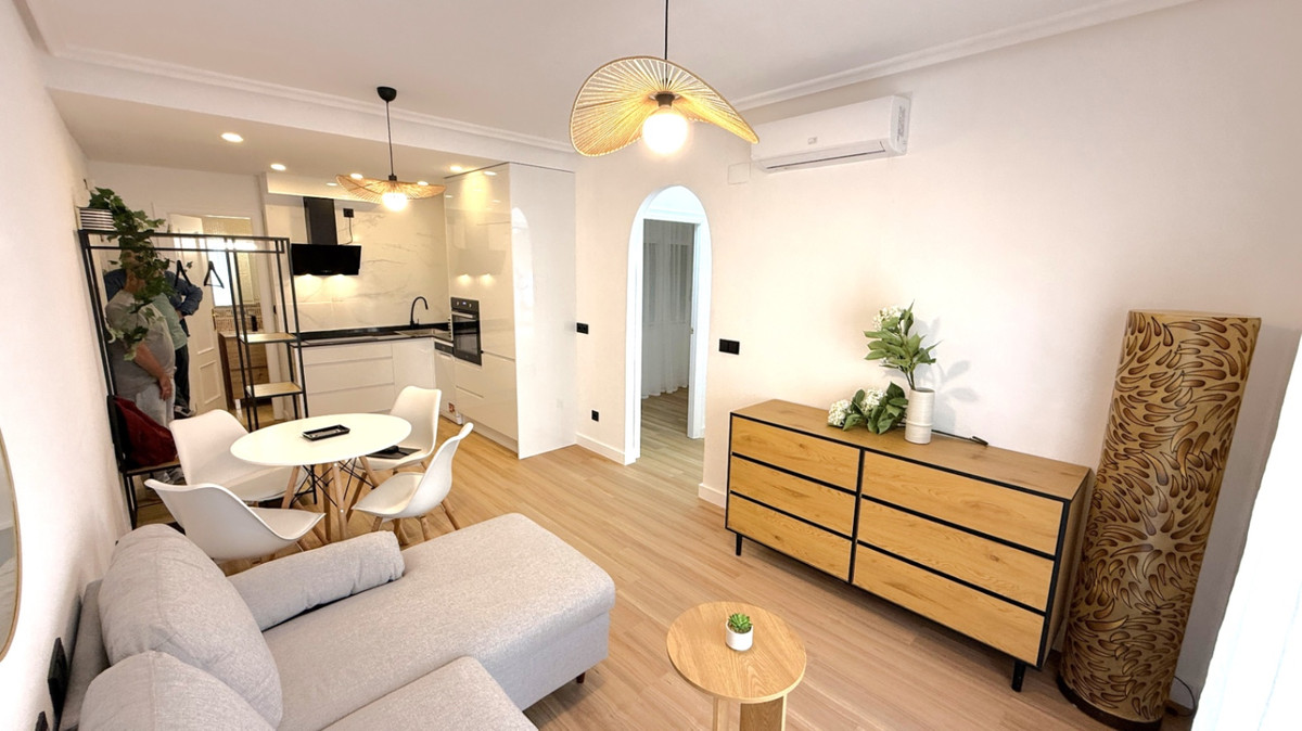For sale - 2 Bedroom 1 Bathroom Apartment - Middle Floor Apartment in Torrevieja - Torrevieja Centro  - Alicante