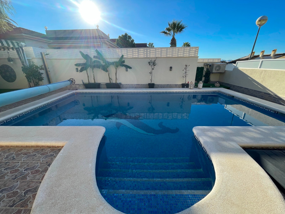For sale - 5 Bedroom 3 Bathroom House - Detached Villa in Rojales - Benimar  - Alicante