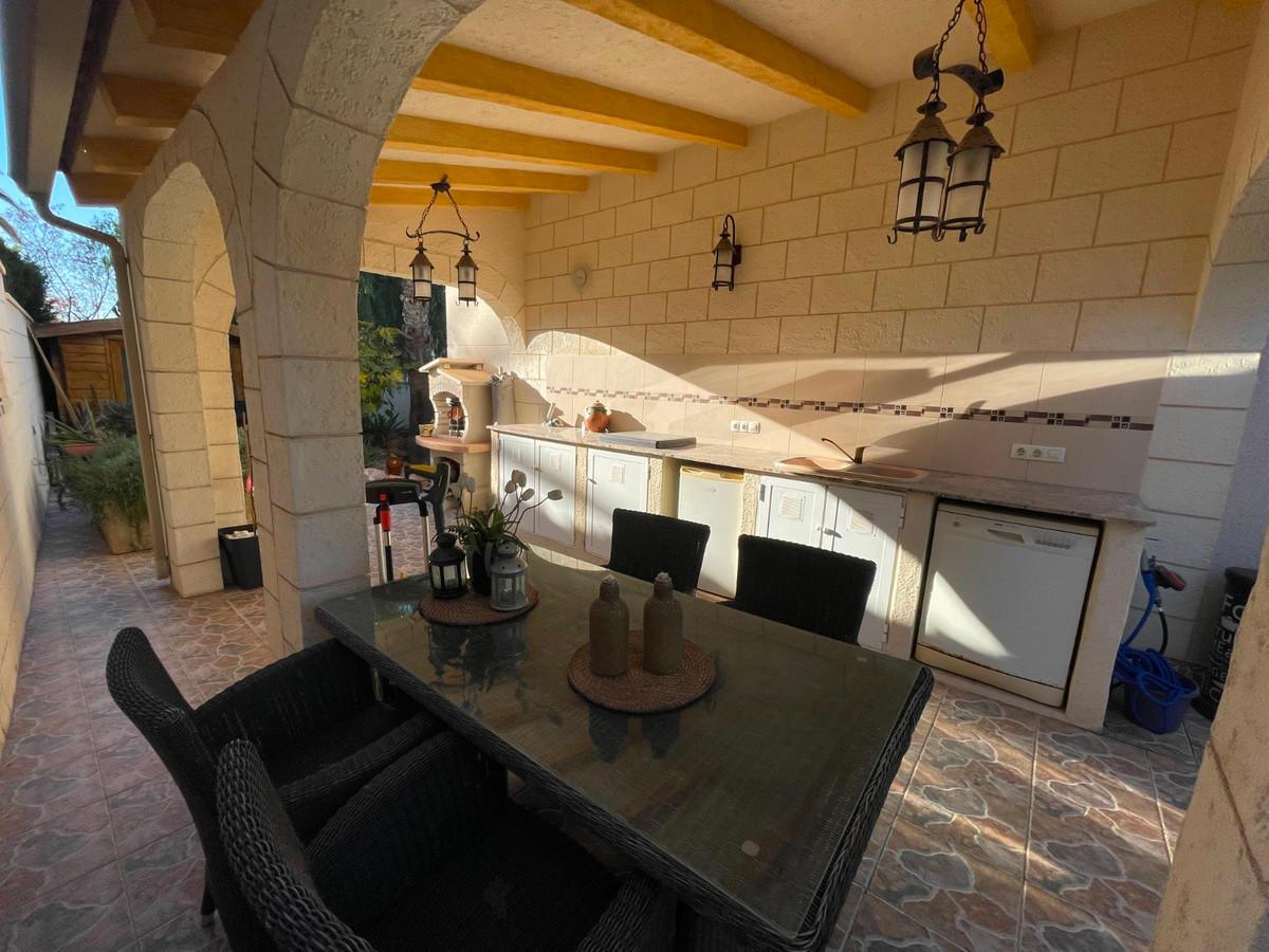 For sale - 5 Bedroom 3 Bathroom House - Detached Villa in Rojales - Benimar  - Alicante