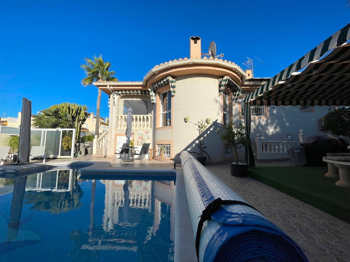 For sale - 5 Bedroom 3 Bathroom House - Detached Villa in Rojales - Benimar  - Alicante