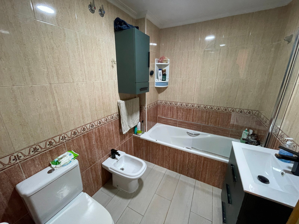 For sale - 4 Bedroom 2 Bathroom Apartment - Ground Floor Apartment in Torrevieja - Torrevieja Centro  - Alicante