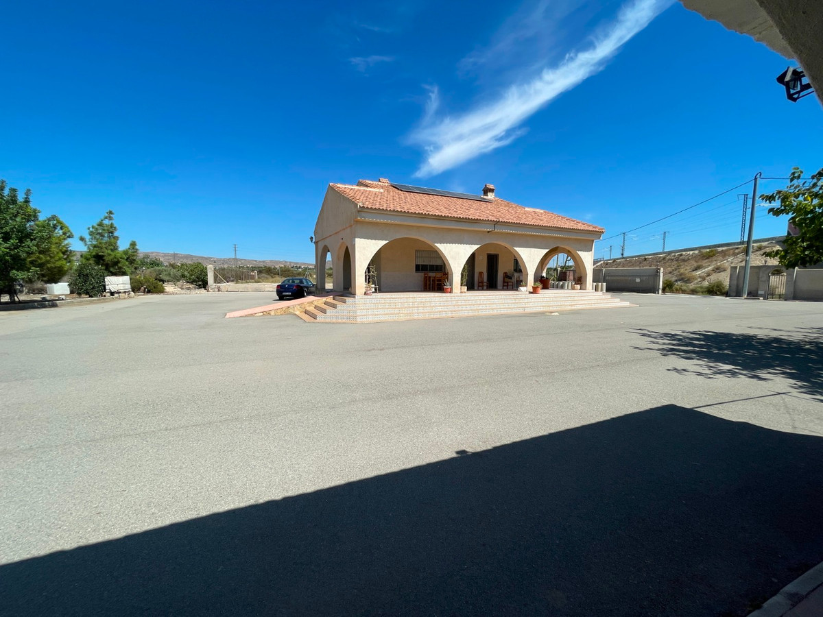 For sale - 3 Bedroom 1 Bathroom House - Detached Villa in Crevillente - Crevillent - Crevillente - Crevillent Centro  - Alicante