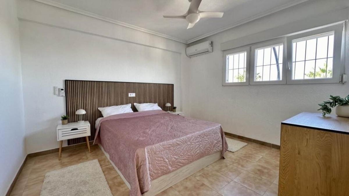 For sale - 2 Bedroom 2 Bathroom Apartment - Penthouse in Torrevieja - Torrevieja Centro  - Alicante