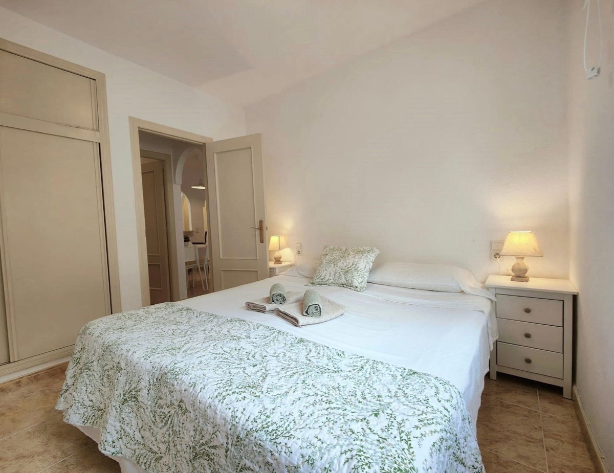 For sale - 2 Bedroom 1 Bathroom Apartment - Middle Floor Apartment in Torrevieja - Torrevieja Centro  - Alicante