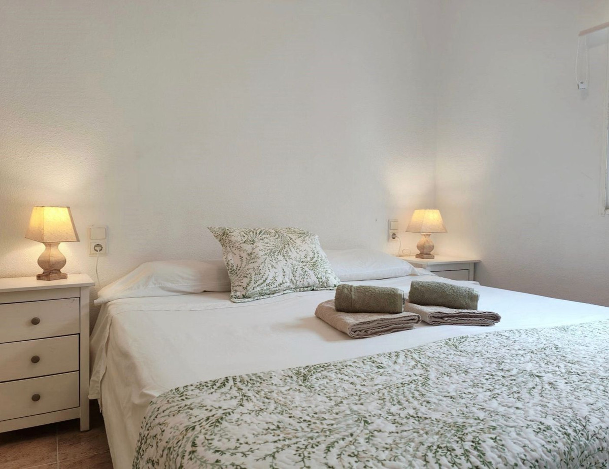 For sale - 2 Bedroom 1 Bathroom Apartment - Middle Floor Apartment in Torrevieja - Torrevieja Centro  - Alicante