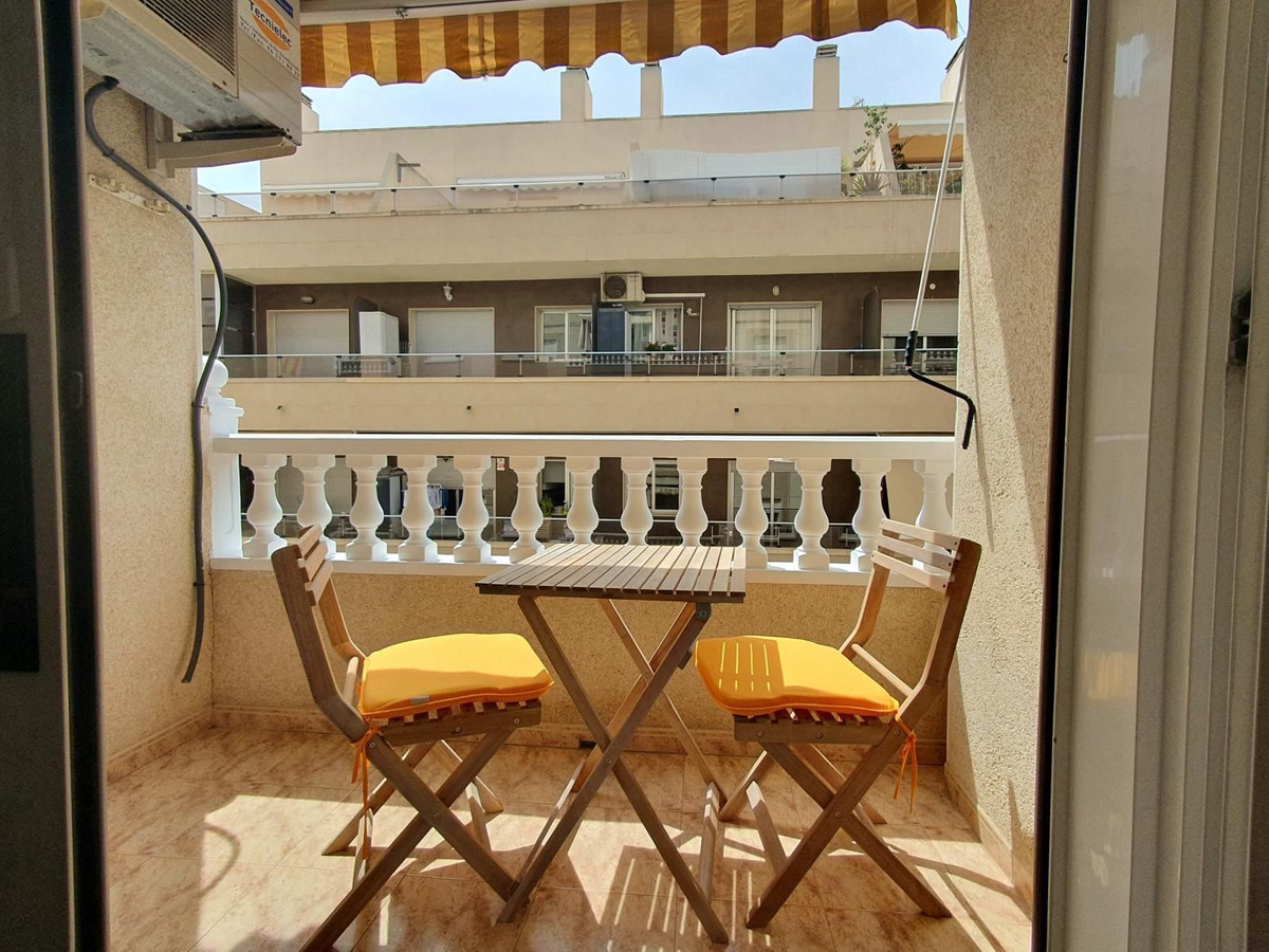 For sale - 2 Bedroom 1 Bathroom Apartment - Middle Floor Apartment in Torrevieja - Torrevieja Centro  - Alicante