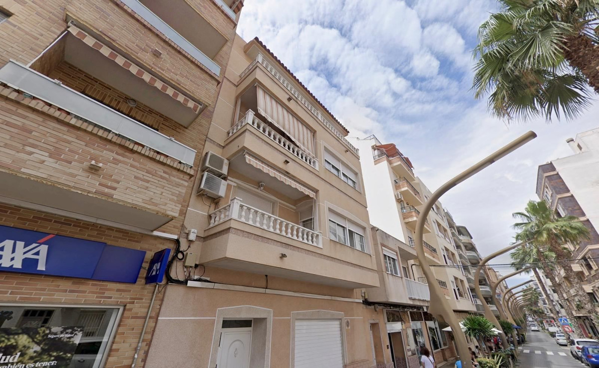 For sale - 2 Bedroom 1 Bathroom Apartment - Middle Floor Apartment in Torrevieja - Torrevieja Centro  - Alicante