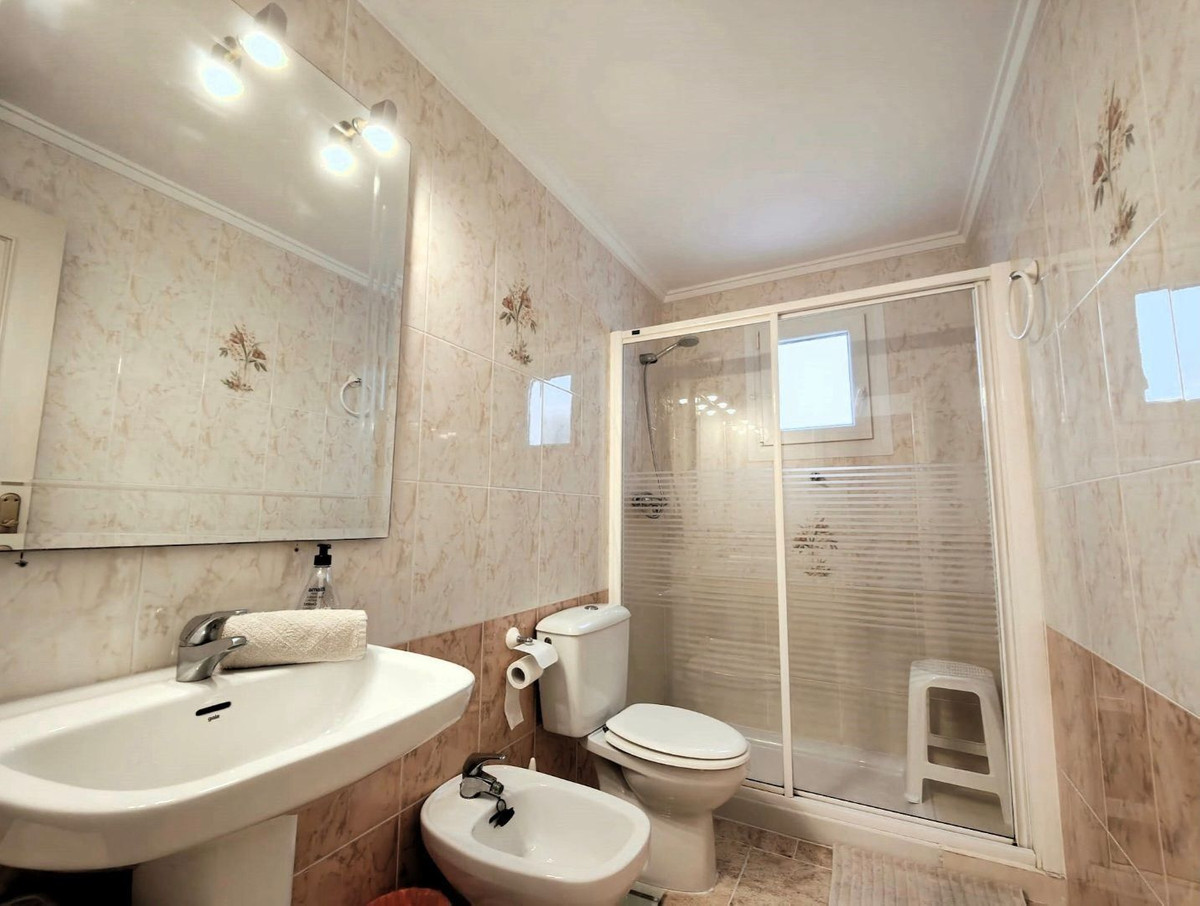 For sale - 2 Bedroom 1 Bathroom Apartment - Middle Floor Apartment in Torrevieja - Torrevieja Centro  - Alicante