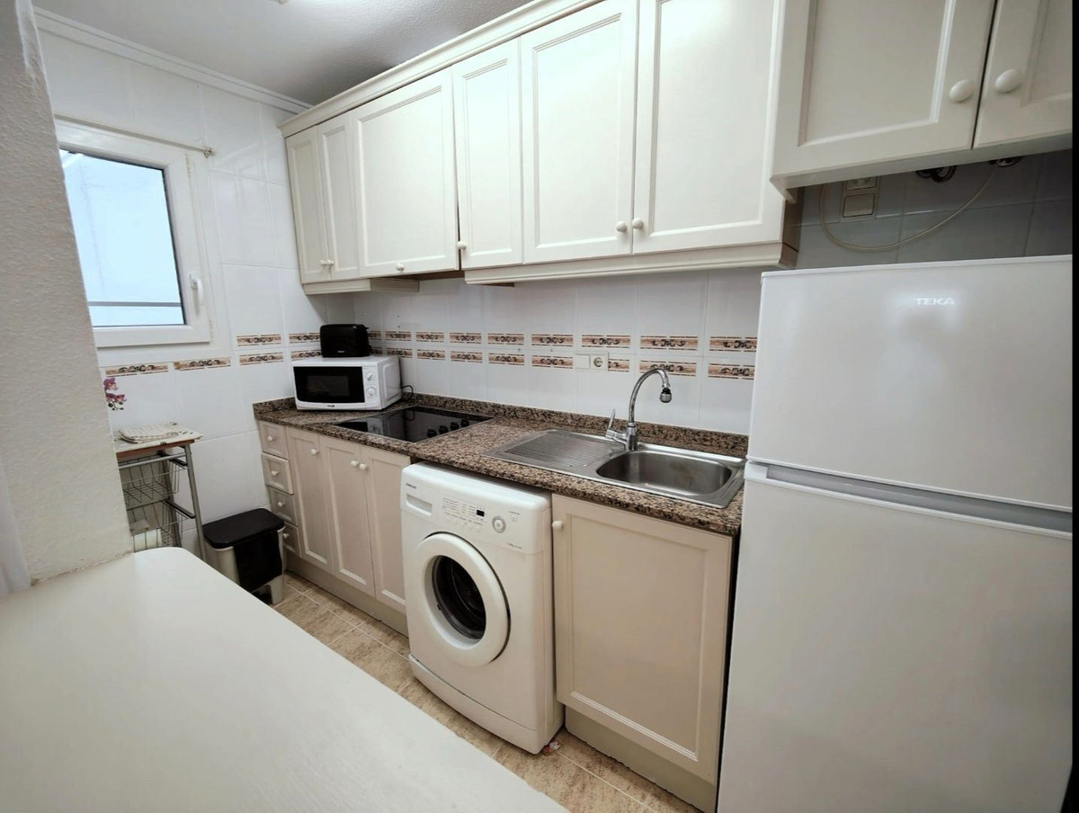 For sale - 2 Bedroom 1 Bathroom Apartment - Middle Floor Apartment in Torrevieja - Torrevieja Centro  - Alicante