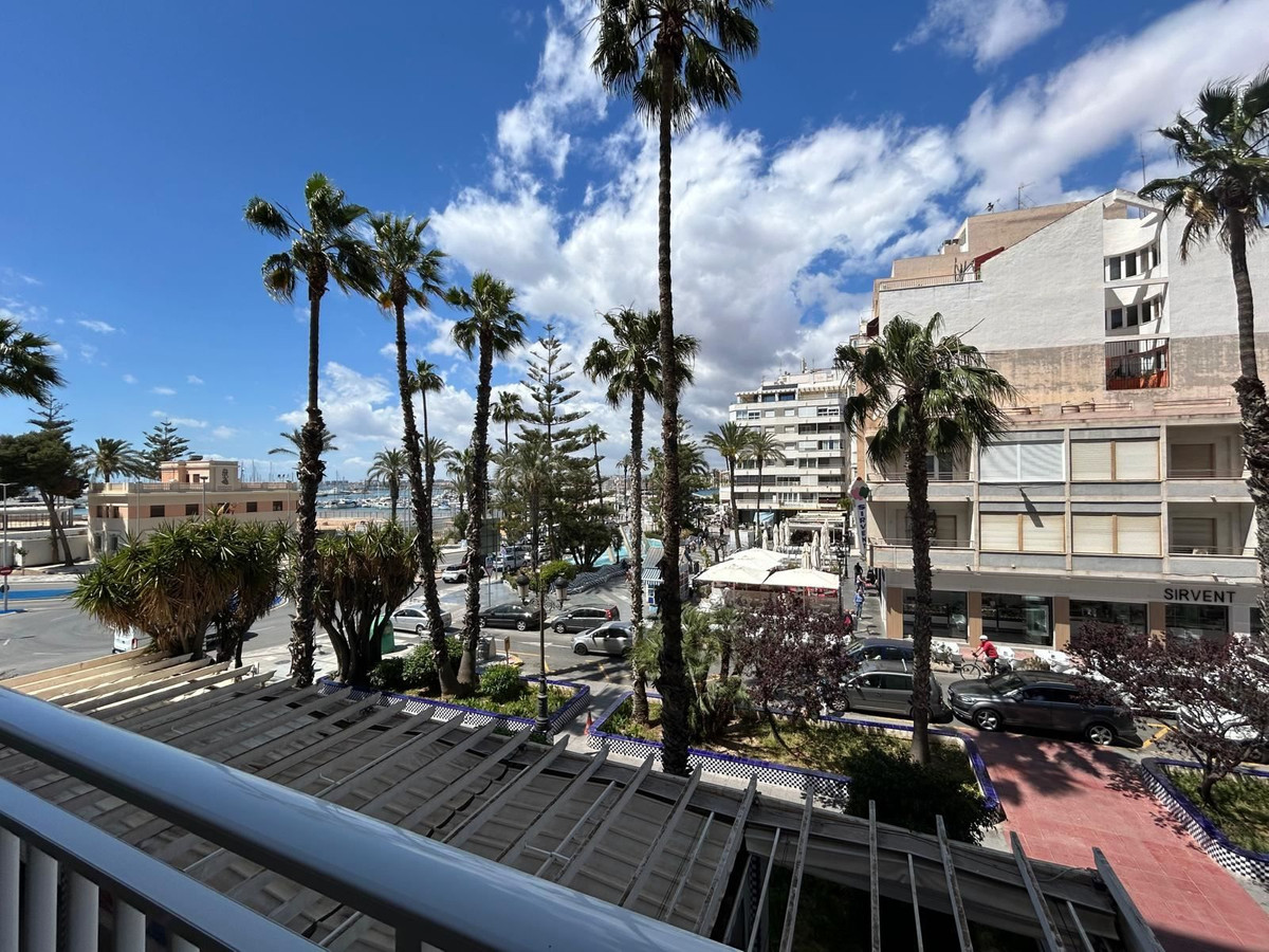 For sale - 3 Bedroom 2 Bathroom Apartment - Middle Floor Apartment in Torrevieja - Torrevieja Centro  - Alicante