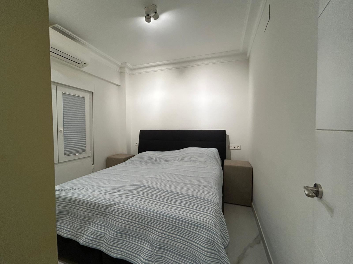 For sale - 3 Bedroom 2 Bathroom Apartment - Middle Floor Apartment in Torrevieja - Torrevieja Centro  - Alicante